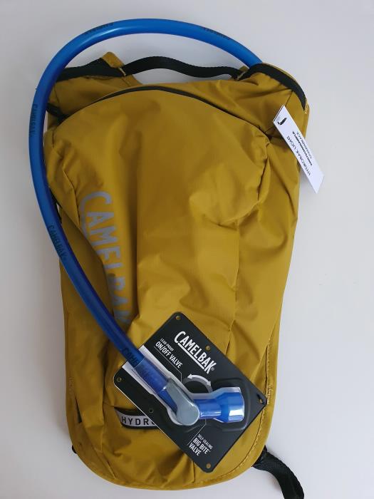 CAMELBAK HydroBak Light batoh s pitnm vakem - POUZE 1 KUS V R golden/black